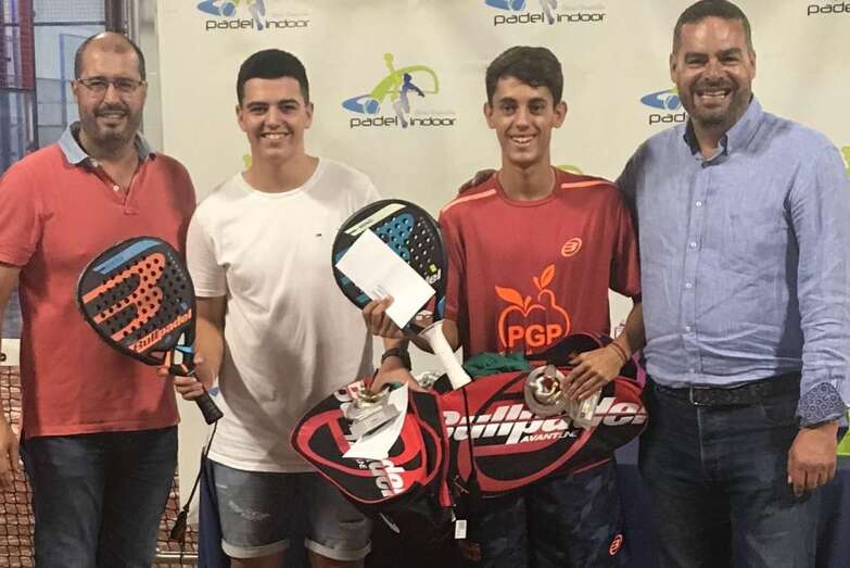 Los ganadores del campeonato con el concejal de Deportes, Diego Ojeda (Foto TA)